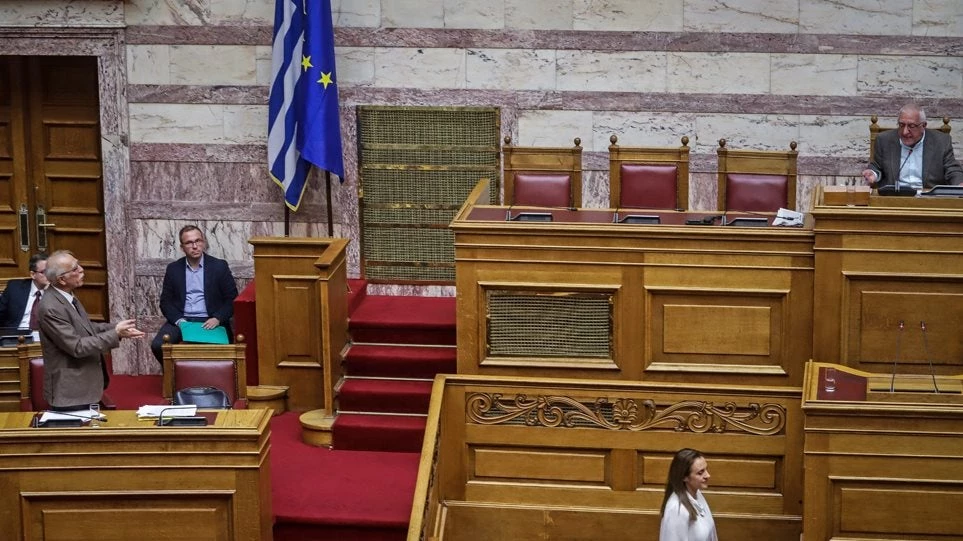 Μπαράζ (ν)τροπολογιών στη Βουλή – Ψηφίζουν χωρίς καν να τις διαβάσουν!